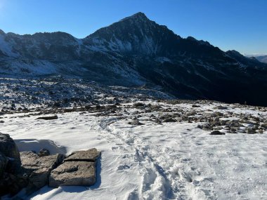 Mevsimin ilk sonbahar kar mevsiminde yol geçidi Fluela (Fluelapass) ve İsviçre Albula Alpleri dağ kitlesi, Zernez - Kanton of Grisons, İsviçre (Kanton Graubuenden, Schweiz)