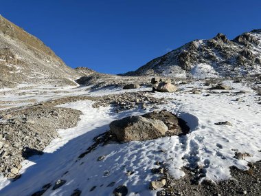 Mevsimin ilk sonbahar kar mevsiminde yol geçidi Fluela (Fluelapass) ve İsviçre Albula Alpleri dağ kitlesi, Zernez - Kanton of Grisons, İsviçre (Kanton Graubuenden, Schweiz)