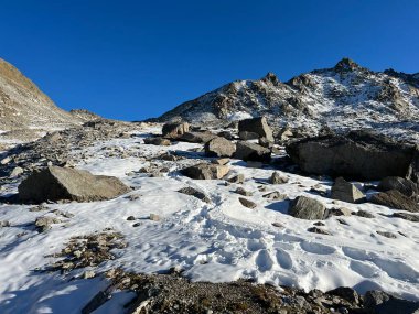 Mevsimin ilk sonbahar kar mevsiminde yol geçidi Fluela (Fluelapass) ve İsviçre Albula Alpleri dağ kitlesi, Zernez - Kanton of Grisons, İsviçre (Kanton Graubuenden, Schweiz)