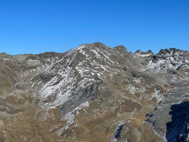 Albula Alpleri 'ndeki Piz Arpschella (3031 metre) ve Alp Vadisi' ndeki Val Grialetsch, Zernez Kantonu, İsviçre (Kanton Graubuenden, Schweiz)