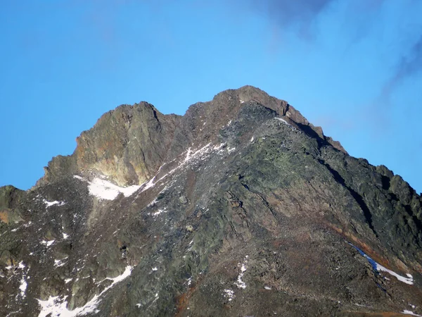 道路上のシルベッタアルプスの大規模な岩の山のピークピズ ムルテラ 3044 フレーラ フラパス グリソンのカントン スイス カントンGraubuenden スイス — ストック写真