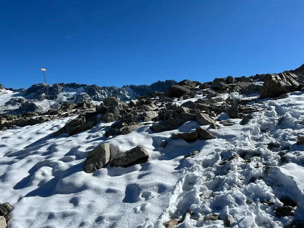 Čerstvé Stopy Prvním Podzimním Sněhu Sezóně Nad Silničním Průsmykem Fluela — Stock fotografie