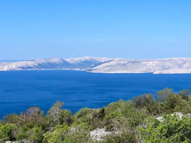 Hırvatistan (Pogled na jadranske otoke u Kvarnerskom zaljevu sa obronaka planine Velebit - Hrvatska)
