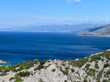 Hırvatistan (Pogled na jadranske otoke u Kvarnerskom zaljevu sa obronaka planine Velebit - Hrvatska)