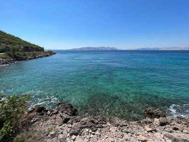 Hırvatistan (Mala jadranska morska uvala Jablanova u kvarnerskom zaljevu i nedaleko od grada Senja - Hrvatska)