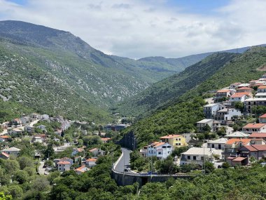 Hırvatistan (Pogled na grad Senj u kvarnerskom zaljevu i stambene kuce na obroncima Velebita)