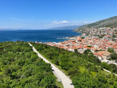 Hırvatistan (Pogled na grad Senj u kvarnerskom zaljevu i stambene kuce na obroncima Velebita)