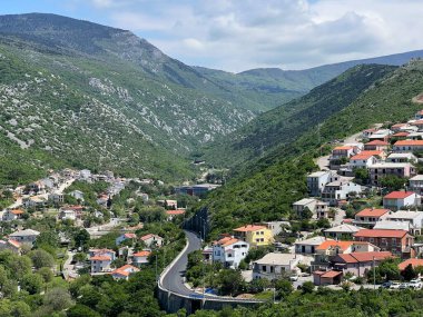 Hırvatistan (Pogled na grad Senj u kvarnerskom zaljevu i stambene kuce na obroncima Velebita)