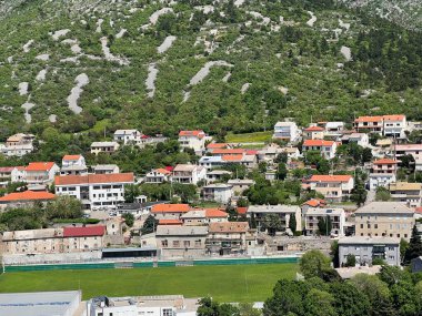 Hırvatistan (Pogled na grad Senj u kvarnerskom zaljevu i stambene kuce na obroncima Velebita)