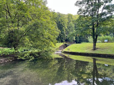 Park ormanlarındaki yapay göller Jankovac - Papuk doğa parkı, Hırvatistan (Umjetna jezera u Park sumi Jankovac - Park, Papuk, Hrvatska)