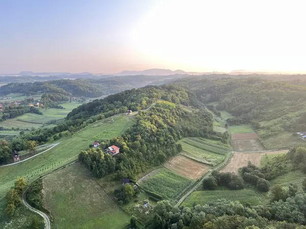 在克罗地亚Zagorje Croatia Panoramski Let Balonom Iznad Hrvatskog Zagorja Hrvatska 的全景气球飞行过程中俯瞰森林 — 图库照片