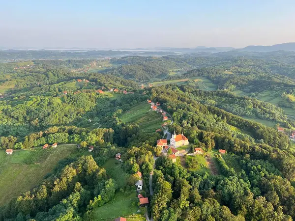 在克罗地亚Zagorje Croatia Panoramski Let Balonom Iznad Hrvatskog Zagorja Hrvatska 的全景气球飞行过程中俯瞰森林 — 图库照片