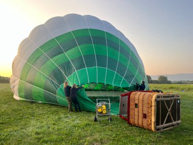 Sıcak havayla dolup balonu Hırvat Zagorje üzerinde yapılacak panoramik uçuş için hazırlamak - Hırvatistan (Punjenje toplim zrakom i priprema balona za panoramski let iznad Hrvatskog zagorja - Hrvatska)
