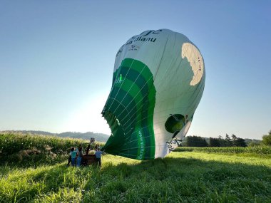 Sıcak havayla dolup balonu Hırvat Zagorje üzerinde yapılacak panoramik uçuş için hazırlamak - Hırvatistan (Punjenje toplim zrakom i priprema balona za panoramski let iznad Hrvatskog zagorja - Hrvatska)