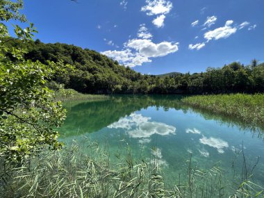 Plitvice Lakes Ulusal Parkı (UNESCO) - Plitvica, Hırvatistan veya Slikoviti krajobrazi i prekrasni motivi iz nacionalnog parka Plitvicka jezera - Plitvice, Hrvatska
