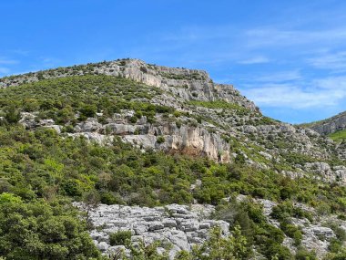 Bijela nehri kanyonundaki kayalar veya Bijela voda kanyonundaki uçurumlar, Karin Gornji - Hırvatistan (Stijene u kanjonu potoka bijela voda ili litice kanjona Bijele rijeke - Hrvatska)