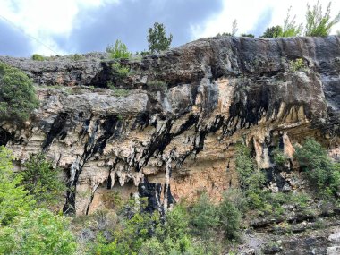Bijela nehri kanyonundaki kayalar veya Bijela voda kanyonundaki uçurumlar, Karin Gornji - Hırvatistan (Stijene u kanjonu potoka bijela voda ili litice kanjona Bijele rijeke - Hrvatska)