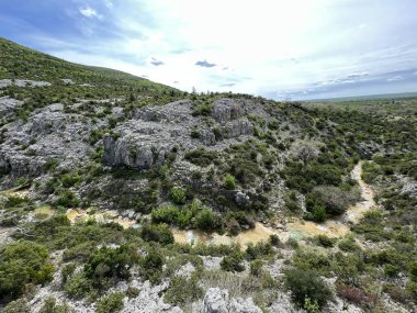 Przun tepesinin eteğindeki engebeli bir kanyonda Bijela voda ya da Bijeli Nehri - Hırvatistan (Rijeka Bijela voda ili Bijeli potok u krsevitom kanjonu podno brda Przun - Hrvatska)