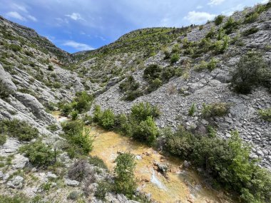 Przun tepesinin eteğindeki engebeli bir kanyonda Bijela voda ya da Bijeli Nehri - Hırvatistan (Rijeka Bijela voda ili Bijeli potok u krsevitom kanjonu podno brda Przun - Hrvatska)