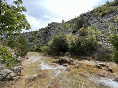 Przun tepesinin eteğindeki engebeli bir kanyonda Bijela voda ya da Bijeli Nehri - Hırvatistan (Rijeka Bijela voda ili Bijeli potok u krsevitom kanjonu podno brda Przun - Hrvatska)