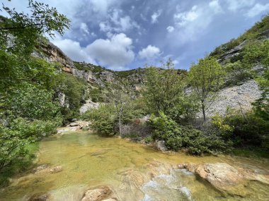 Przun tepesinin eteğindeki engebeli bir kanyonda Bijela voda ya da Bijeli Nehri - Hırvatistan (Rijeka Bijela voda ili Bijeli potok u krsevitom kanjonu podno brda Przun - Hrvatska)