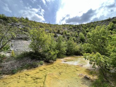 Przun tepesinin eteğindeki engebeli bir kanyonda Bijela voda ya da Bijeli Nehri - Hırvatistan (Rijeka Bijela voda ili Bijeli potok u krsevitom kanjonu podno brda Przun - Hrvatska)