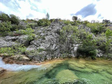 Przun tepesinin eteğindeki engebeli bir kanyonda Bijela voda ya da Bijeli Nehri - Hırvatistan (Rijeka Bijela voda ili Bijeli potok u krsevitom kanjonu podno brda Przun - Hrvatska)