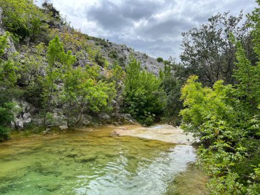 Przun tepesinin eteğindeki engebeli bir kanyonda Bijela voda ya da Bijeli Nehri - Hırvatistan (Rijeka Bijela voda ili Bijeli potok u krsevitom kanjonu podno brda Przun - Hrvatska)