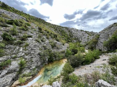 Przun tepesinin eteğindeki engebeli bir kanyonda Bijela voda ya da Bijeli Nehri - Hırvatistan (Rijeka Bijela voda ili Bijeli potok u krsevitom kanjonu podno brda Przun - Hrvatska)