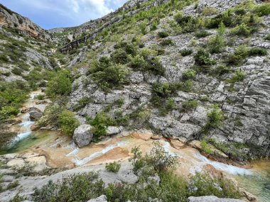 Przun tepesinin eteğindeki engebeli bir kanyonda Bijela voda ya da Bijeli Nehri - Hırvatistan (Rijeka Bijela voda ili Bijeli potok u krsevitom kanjonu podno brda Przun - Hrvatska)