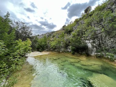 Przun tepesinin eteğindeki engebeli bir kanyonda Bijela voda ya da Bijeli Nehri - Hırvatistan (Rijeka Bijela voda ili Bijeli potok u krsevitom kanjonu podno brda Przun - Hrvatska)