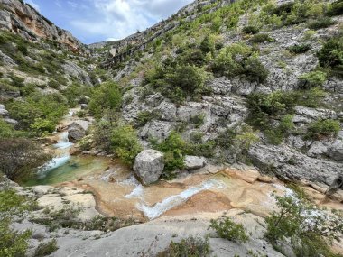 Przun tepesinin eteğindeki engebeli bir kanyonda Bijela voda ya da Bijeli Nehri - Hırvatistan (Rijeka Bijela voda ili Bijeli potok u krsevitom kanjonu podno brda Przun - Hrvatska)