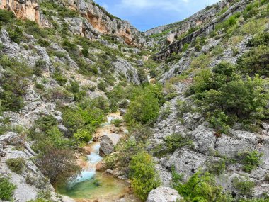 Przun tepesinin eteğindeki engebeli bir kanyonda Bijela voda ya da Bijeli Nehri - Hırvatistan (Rijeka Bijela voda ili Bijeli potok u krsevitom kanjonu podno brda Przun - Hrvatska)