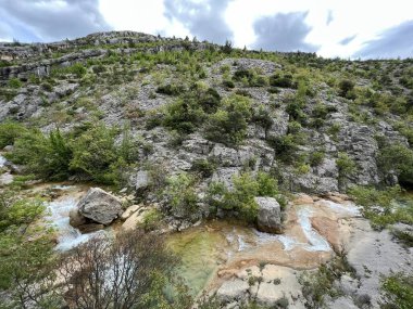 Przun tepesinin eteğindeki engebeli bir kanyonda Bijela voda ya da Bijeli Nehri - Hırvatistan (Rijeka Bijela voda ili Bijeli potok u krsevitom kanjonu podno brda Przun - Hrvatska)