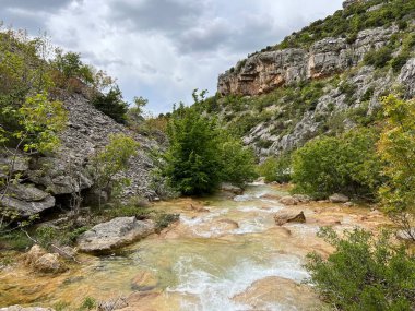 Przun tepesinin eteğindeki engebeli bir kanyonda Bijela voda ya da Bijeli Nehri - Hırvatistan (Rijeka Bijela voda ili Bijeli potok u krsevitom kanjonu podno brda Przun - Hrvatska)