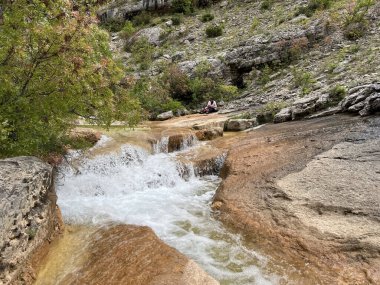 Przun tepesinin eteğindeki engebeli bir kanyonda Bijela voda ya da Bijeli Nehri - Hırvatistan (Rijeka Bijela voda ili Bijeli potok u krsevitom kanjonu podno brda Przun - Hrvatska)