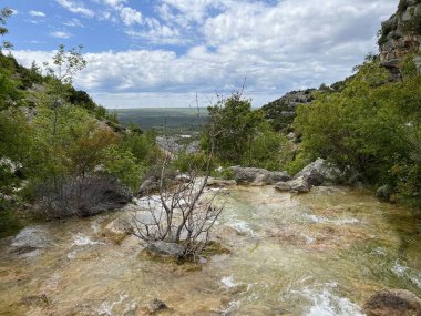 Przun tepesinin eteğindeki engebeli bir kanyonda Bijela voda ya da Bijeli Nehri - Hırvatistan (Rijeka Bijela voda ili Bijeli potok u krsevitom kanjonu podno brda Przun - Hrvatska)