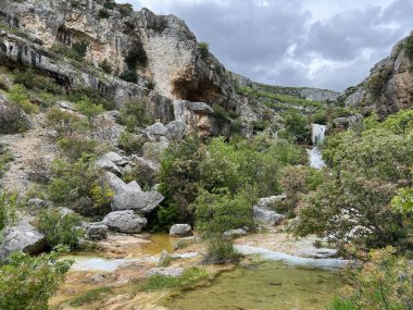 Przun tepesinin eteğindeki engebeli bir kanyonda Bijela voda ya da Bijeli Nehri - Hırvatistan (Rijeka Bijela voda ili Bijeli potok u krsevitom kanjonu podno brda Przun - Hrvatska)