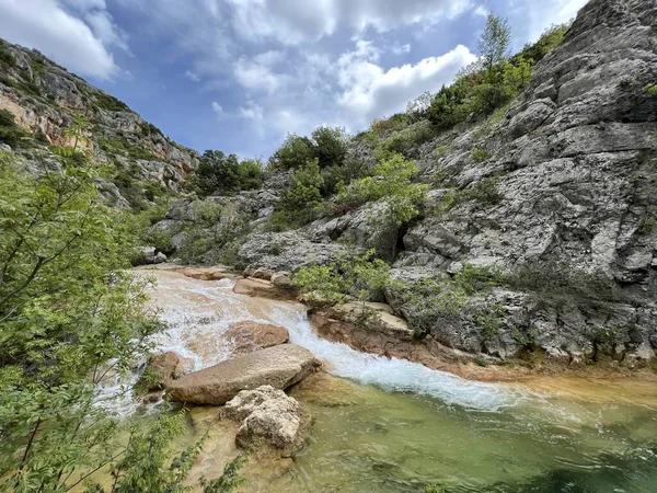 Przun tepesinin eteğindeki engebeli bir kanyonda Bijela voda ya da Bijeli Nehri - Hırvatistan (Rijeka Bijela voda ili Bijeli potok u krsevitom kanjonu podno brda Przun - Hrvatska)