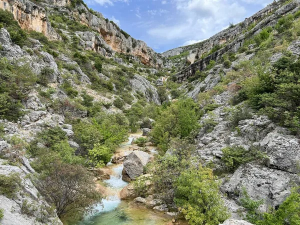 Przun tepesinin eteğindeki engebeli bir kanyonda Bijela voda ya da Bijeli Nehri - Hırvatistan (Rijeka Bijela voda ili Bijeli potok u krsevitom kanjonu podno brda Przun - Hrvatska)