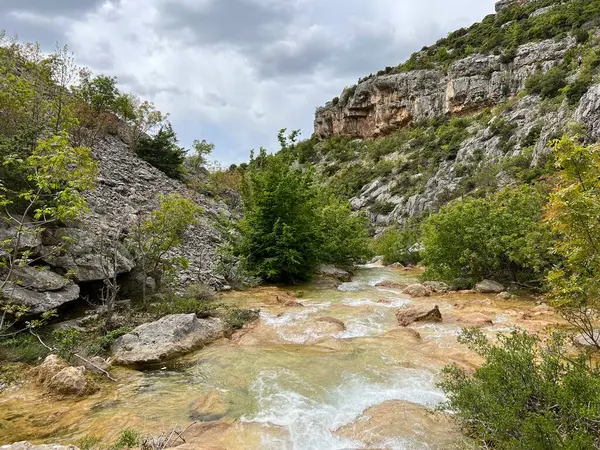 Przun tepesinin eteğindeki engebeli bir kanyonda Bijela voda ya da Bijeli Nehri - Hırvatistan (Rijeka Bijela voda ili Bijeli potok u krsevitom kanjonu podno brda Przun - Hrvatska)