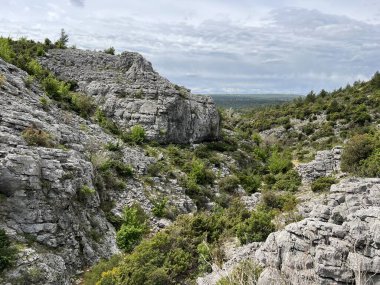 Bijela voda dere kanyonu veya Bijela nehir karst kanyonu, Karin Gornji - Hırvatistan (Kanjon potoka Bijela voda ili krski kanjon Bijela rijeka, Karin Gornji - Hrvatska)