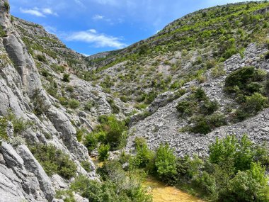 Bijela voda dere kanyonu veya Bijela nehir karst kanyonu, Karin Gornji - Hırvatistan (Kanjon potoka Bijela voda ili krski kanjon Bijela rijeka, Karin Gornji - Hrvatska)