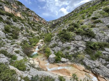 Bijela voda dere kanyonu veya Bijela nehir karst kanyonu, Karin Gornji - Hırvatistan (Kanjon potoka Bijela voda ili krski kanjon Bijela rijeka, Karin Gornji - Hrvatska)