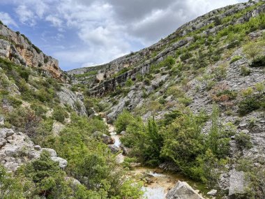 Bijela voda dere kanyonu veya Bijela nehir karst kanyonu, Karin Gornji - Hırvatistan (Kanjon potoka Bijela voda ili krski kanjon Bijela rijeka, Karin Gornji - Hrvatska)