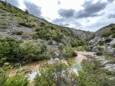 Bijela voda dere kanyonu veya Bijela nehir karst kanyonu, Karin Gornji - Hırvatistan (Kanjon potoka Bijela voda ili krski kanjon Bijela rijeka, Karin Gornji - Hrvatska)