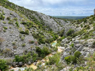 Bijela voda dere kanyonu veya Bijela nehir karst kanyonu, Karin Gornji - Hırvatistan (Kanjon potoka Bijela voda ili krski kanjon Bijela rijeka, Karin Gornji - Hrvatska)