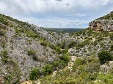 Bijela voda dere kanyonu veya Bijela nehir karst kanyonu, Karin Gornji - Hırvatistan (Kanjon potoka Bijela voda ili krski kanjon Bijela rijeka, Karin Gornji - Hrvatska)
