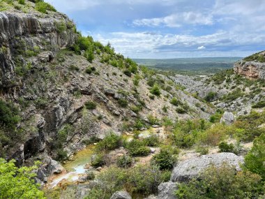 Bijela voda dere kanyonu veya Bijela nehir karst kanyonu, Karin Gornji - Hırvatistan (Kanjon potoka Bijela voda ili krski kanjon Bijela rijeka, Karin Gornji - Hrvatska)