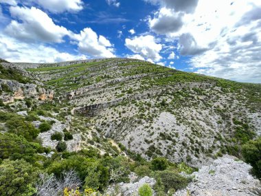 Bijela voda dere kanyonu veya Bijela nehir karst kanyonu, Karin Gornji - Hırvatistan (Kanjon potoka Bijela voda ili krski kanjon Bijela rijeka, Karin Gornji - Hrvatska)